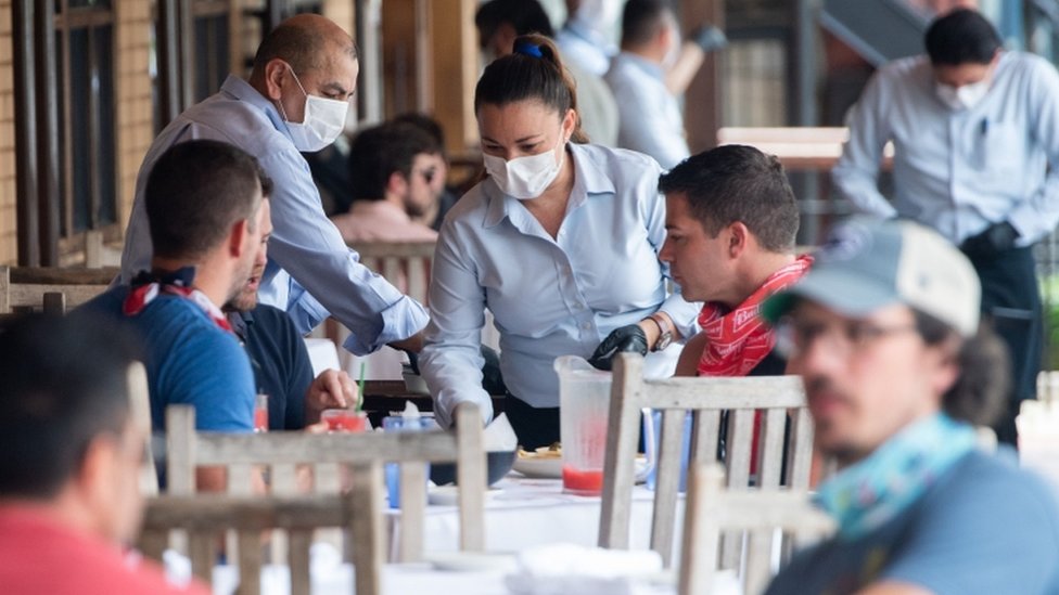 A pesar de que se sigan las medidas sanitarias adecuadas, algunos lugares son fuente de alto riesgo de contagio. (Foto Prensa Libre: Getty Images)