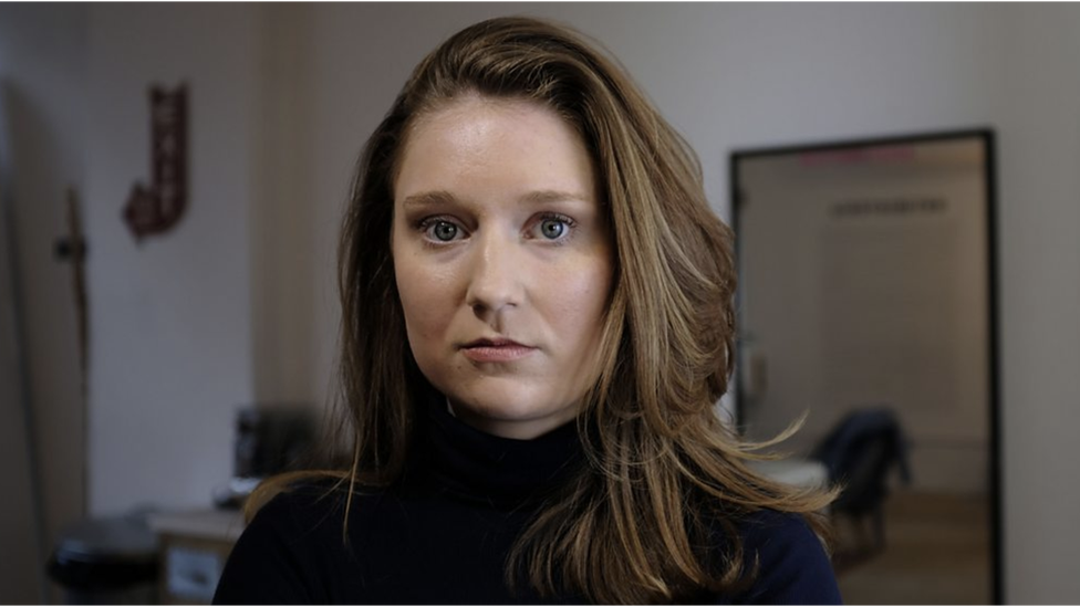 Lauren muy pronto estuvo bombardeada por cientos de mensajes amenazantes e insultantes. (Foto Prensa Libre: BBC/Wonderhood Studios/Emeka Onono)