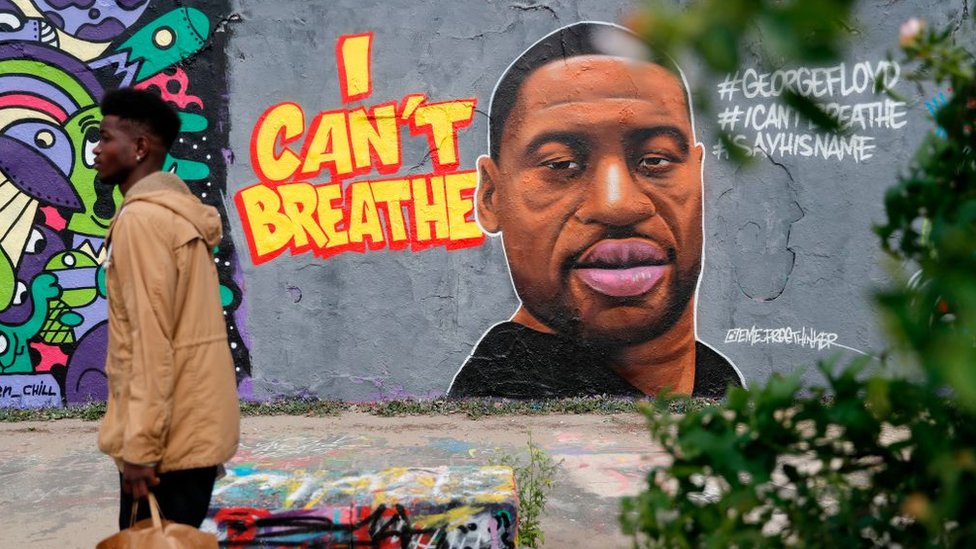 "I can't breathe" ("no puedo respirar"), es una frase que Floyd repitió incesantemente mientras los policías lo mantenían sometido. (Foto Prensa Libre: Getty Images)