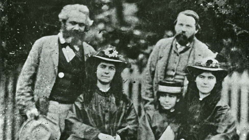 Eleanor, en el medio, junto a sus hermanas Jenny (izquierda) y Laura. Las acompañan su padre, Karl Marx, y su amigo, Federico Engels.