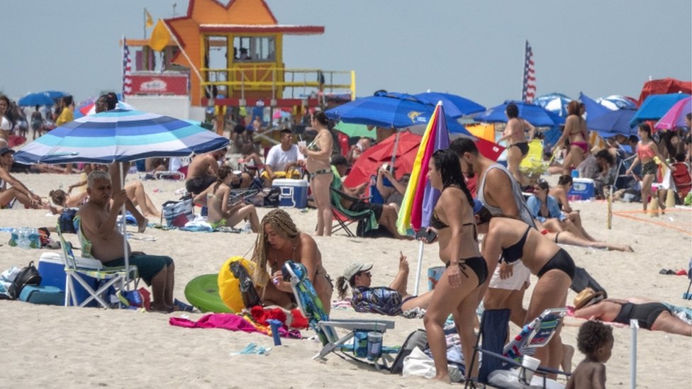 Las playas de Miami se han llenado en medio de la pandemia. (Foto Prensa Libre: EPA)