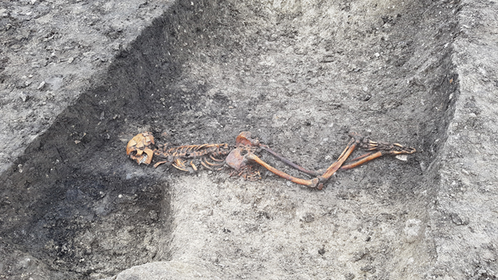 El esqueleto pertenece a un hombre que pudo haber vivido hace dos mil 500 años.