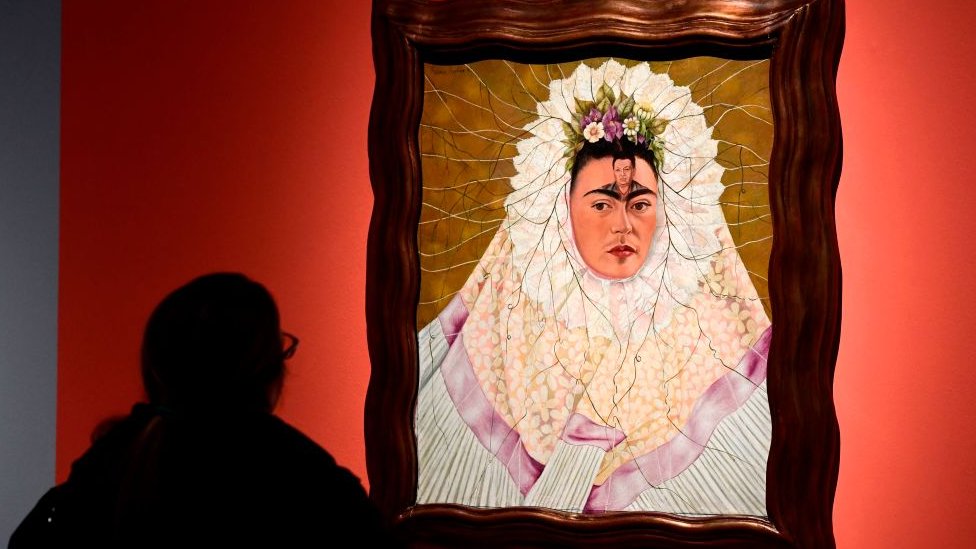 En "Autorretrato con Tehuana", como en muchas otras ocasiones, Frida Kahlo luce un vestido zapoteca. AFP
