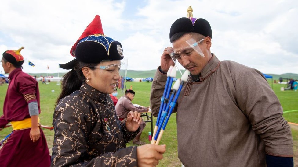 La sociedad mongola ha estado sometida a duras restricciones por el coronavirus, entre ellas, la celebración de una de sus festividades más importantes, el Festival Naadam, sin casi público. GETTY IMAGES