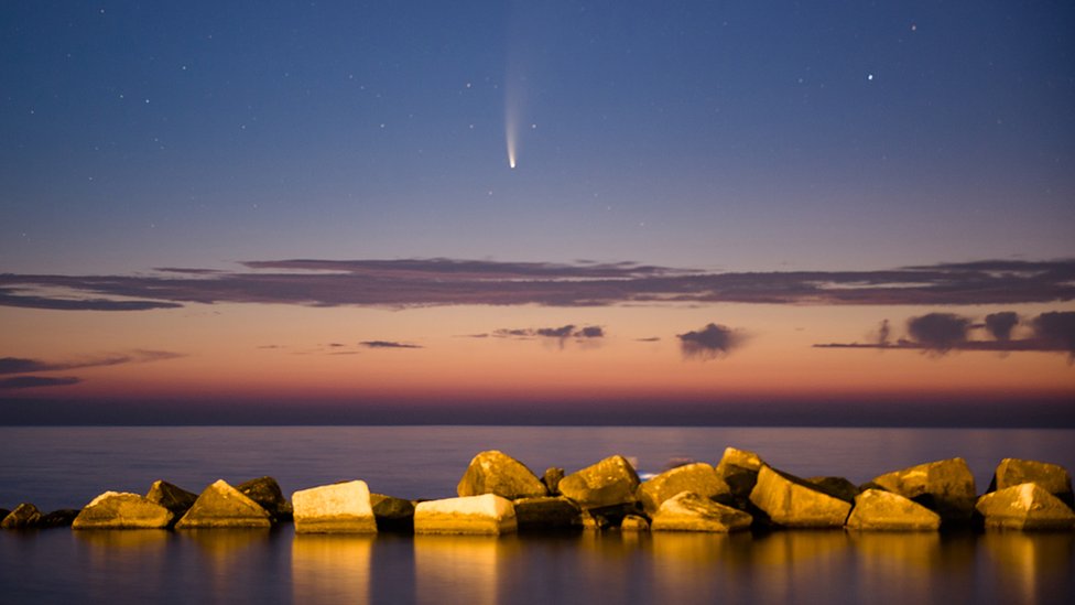 El cometa visto desde el puerto de Molfetta en Italia.
