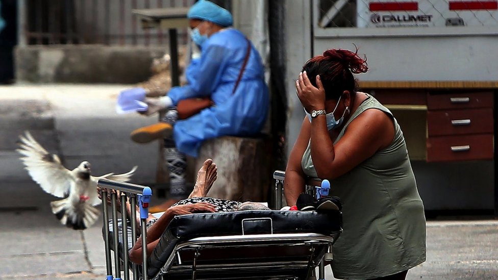 Algunos de los principales hospitales en Honduras han visto superada su capacidad ante el dramático aumento de casos de covid-19. (Foto Prensa Libre: Johny Magallanes/cortesía diario El Heraldo)