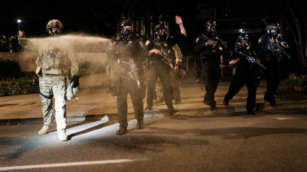 La policía ha sido denunciada por no utilizar identificación. (Foto Prensa Libre: Getty Images)