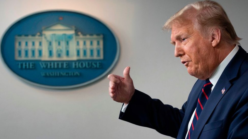 Durante su intervención, Trump hizo comentarios breves y centrados y evitó pelearse con los periodistas. (Foto Prensa Libre: Getty Images)