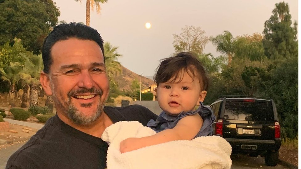 Emmanuel Cafferty celebró con sus hijas y nietos su nuevo empleo… que perdió después de ser expuesto y criticado en Twitter. (Foto Prensa Libre: Archivo personal)