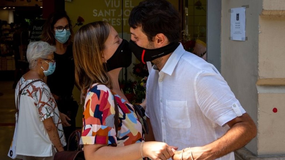 Una pareja celebra un San Jorge aplazado en Barcelona en plena pandemia. (Foto Prensa Libre: EPA)