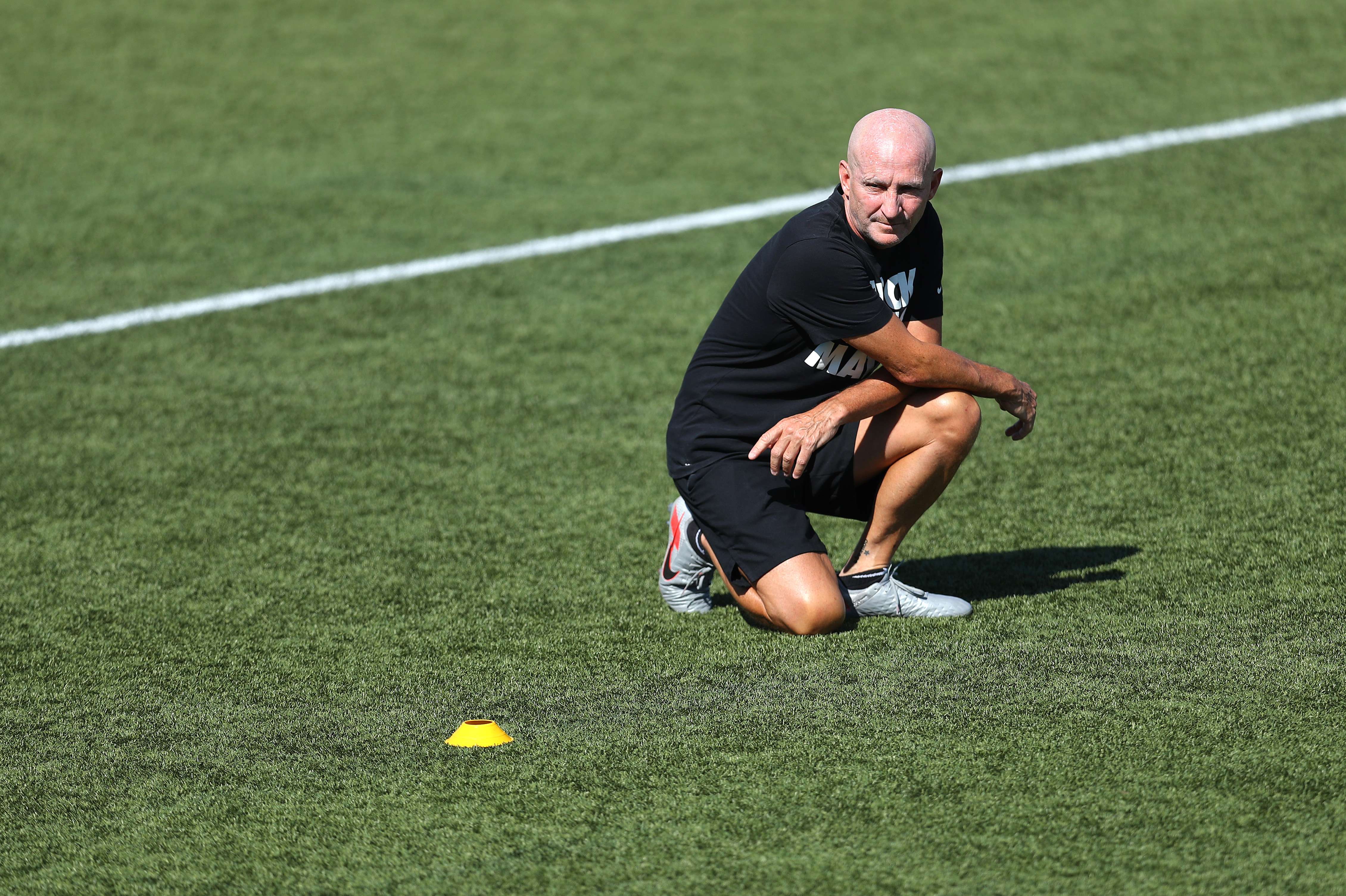 El entrenador Paul Riley fue despedido y no asumirá más su puesto como DT de North Carolina Courage en la NWSL tras ser acusado de coerción sexual. Foto Prensa Libre: AFP.