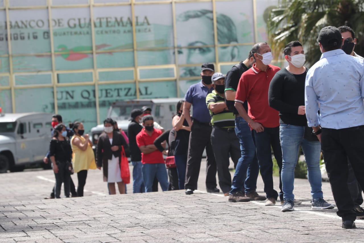 Guatemaltecos hacen fila para gestiones en el CHN, a cargo de programas de ayuda por el coronavirus. (Foto Prensa Libre: Érick Ávila)