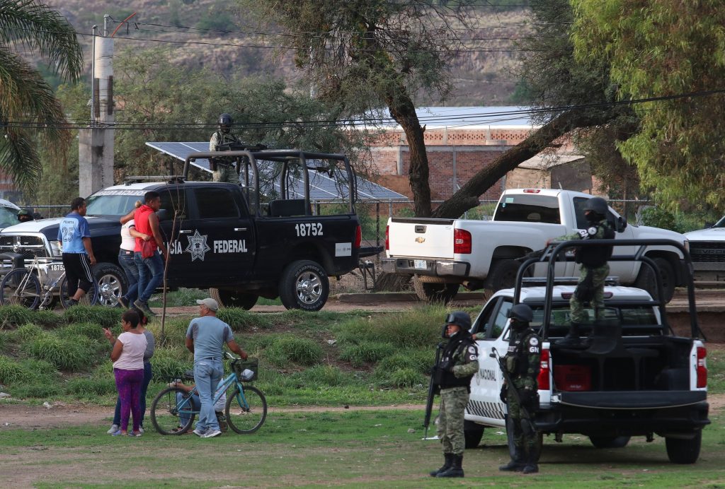 Miembros de la Guardia Nacional e integrantes de las fuerzas de seguridad pública del Estado vigilan este miércoles el lugar del ataque en Guanajuato. (Foto Prensa Libre: EFE)