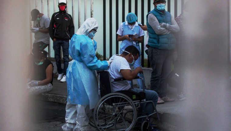 Médico evalúa a un hombre con síntomas de coronavirus en el área de emergencias del Hospital San Juan de Dios. (Foto Prensa Libre: ACAN-EFE)