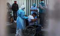 Una médico evalúa a un hombre con síntomas de coronavirus en el área de emergencias del Hospital San Juan de Dios. (Foto Prensa Libre: EFE)