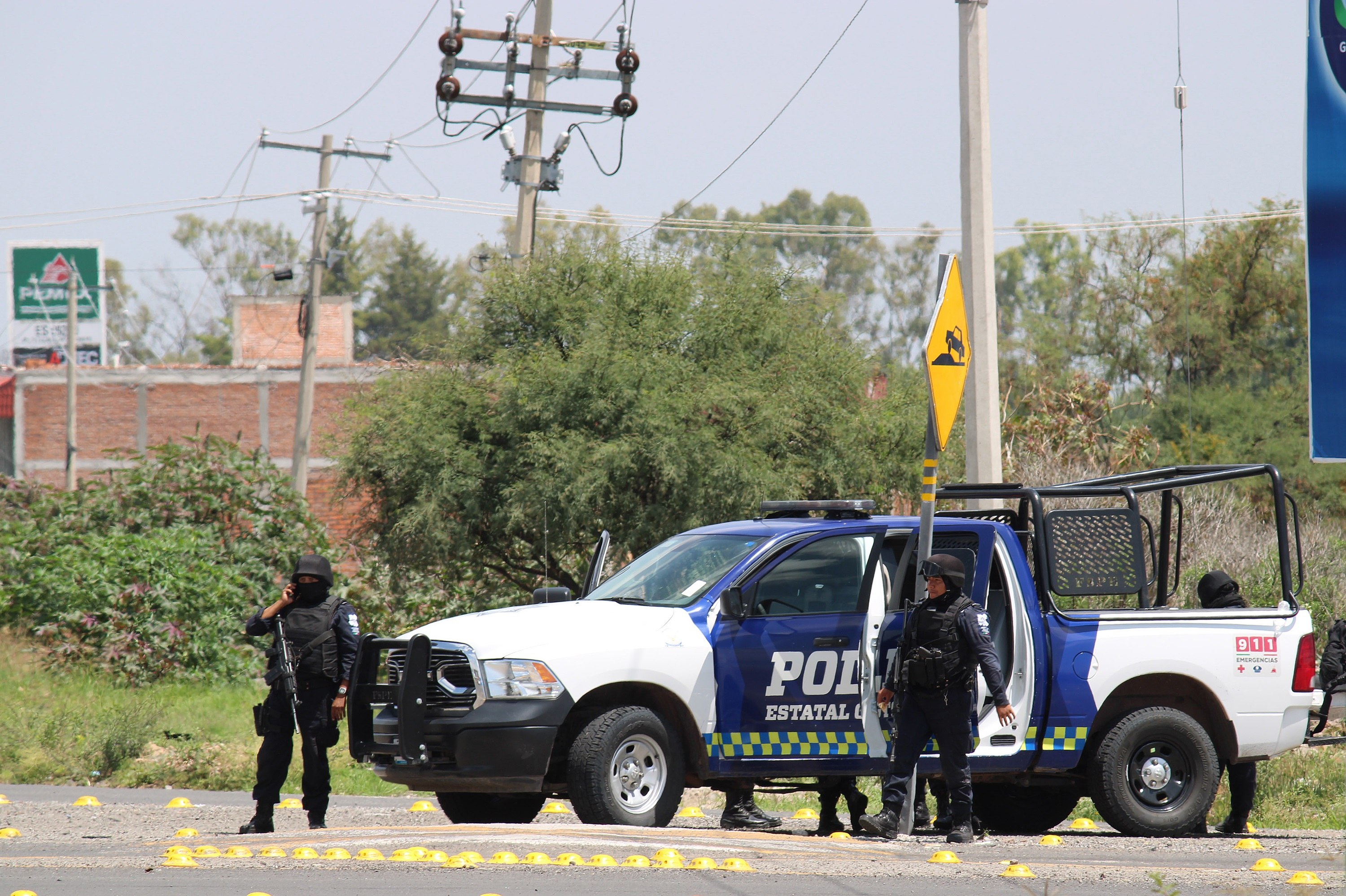 Policías estatales realizan un control este viernes cerca al sitio donde fueron acribillados agentes de las Fuerzas de Seguridad Publica del Estado, en el municipio de Apaseo el Alto, estado de Gaunajuato, México. (Foto Prensa Libre: EFE)