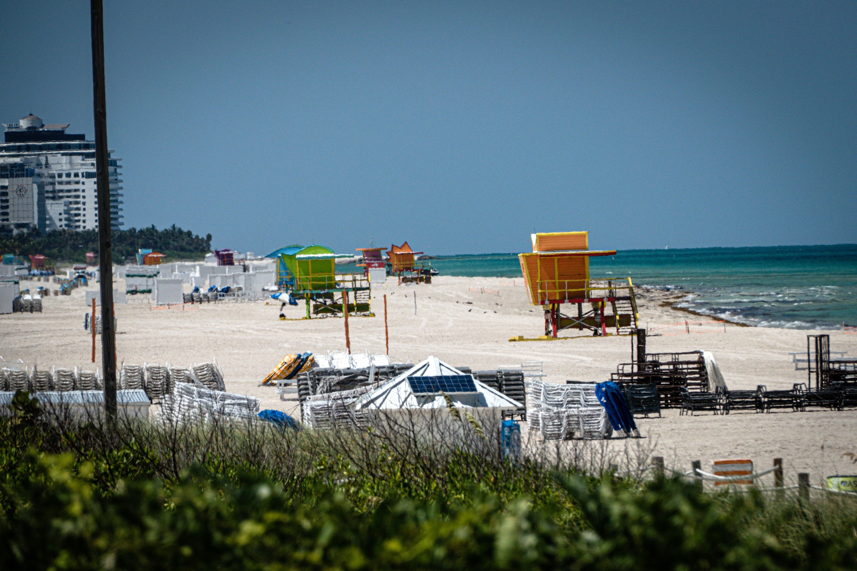 Las playas de Miami fueron cerradas para evitar más contagios de coronavirus. (Foto Prensa Libre: EFE)