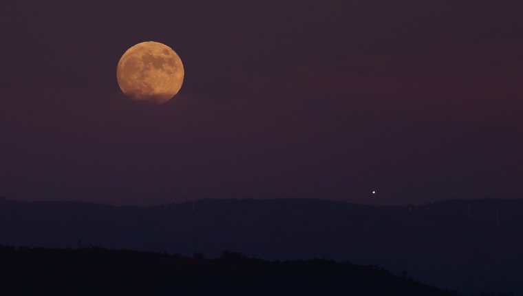 Imagen de la luna llena vista desde la ciudad pontevedresa de Vigo, y que esta noche también será posible ver el eclipse penumbral de Luna. (Foto Prensa Libre: EFE)