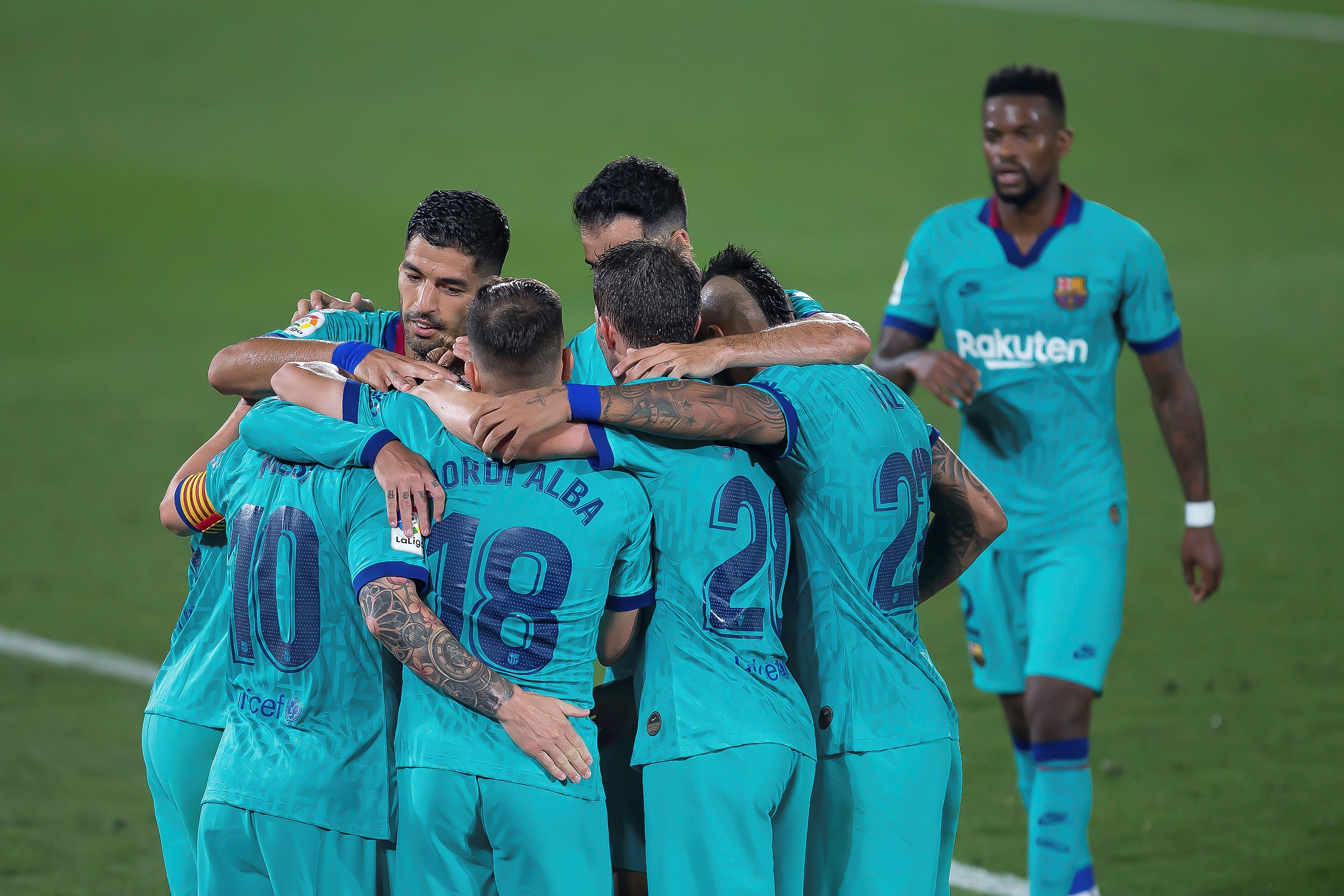 Los jugadores del FC Barcelona celebran el tercer gol del equipo. (Foto Prensa Libre: EFE)
