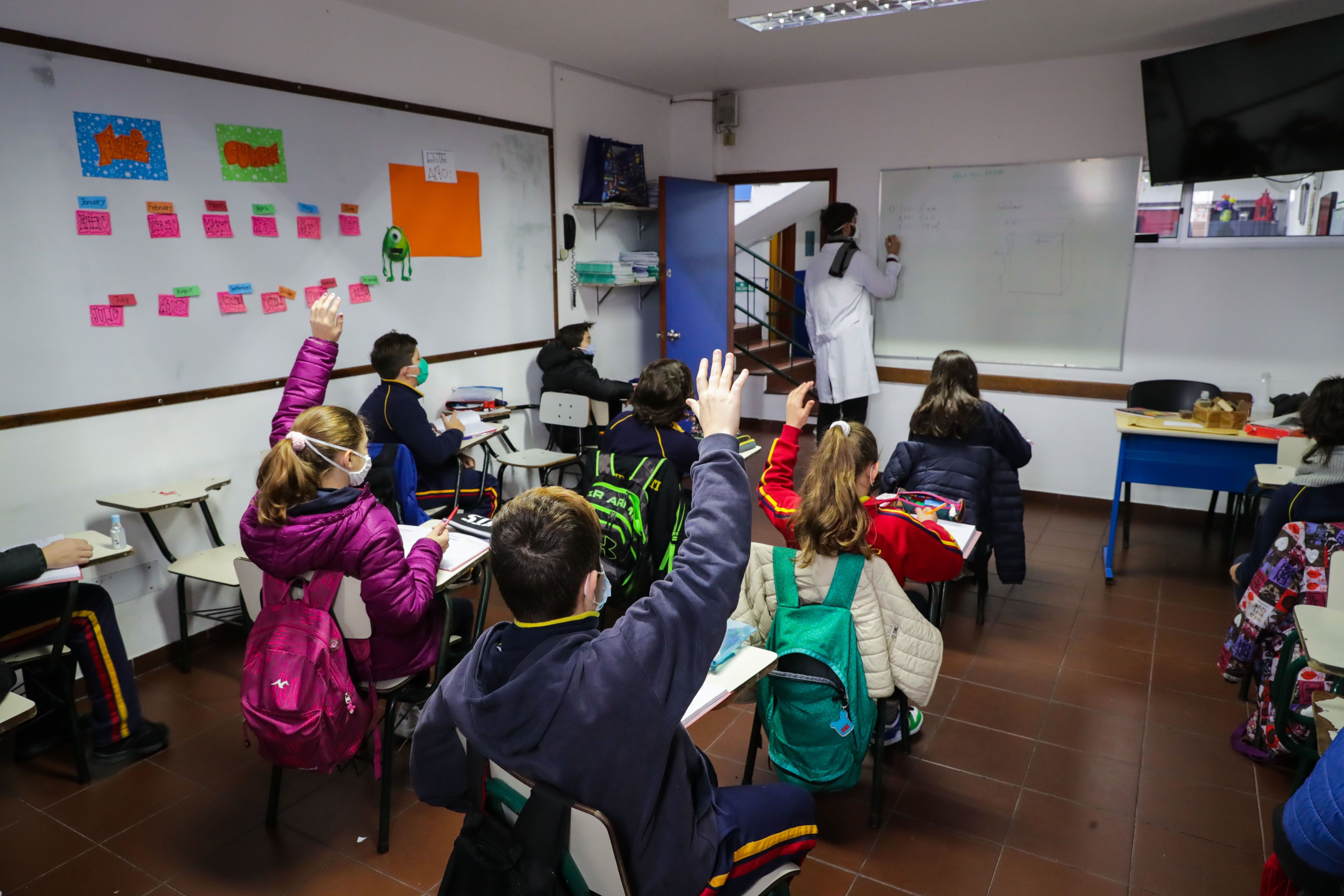 Estudiantes del Colegio Español Cervantes en Uruguay durante el retorno de las clases presenciales en Montevideo. (Foto Prensa Libre: EFE)