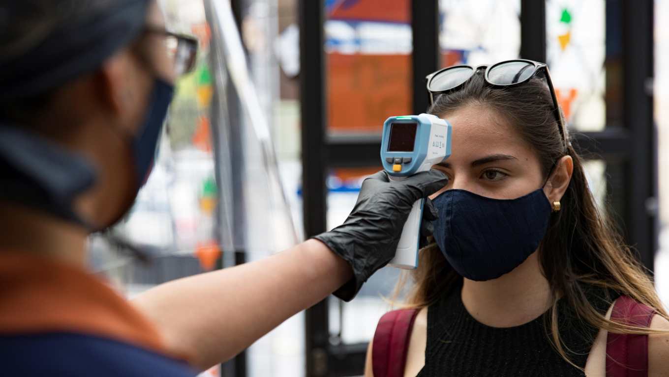 Los termómetros infrarrojos no causan ningún daño al cerebro ni a los ojos, según expertos. (Foto Prensa Libre: Hemeroteca PL)