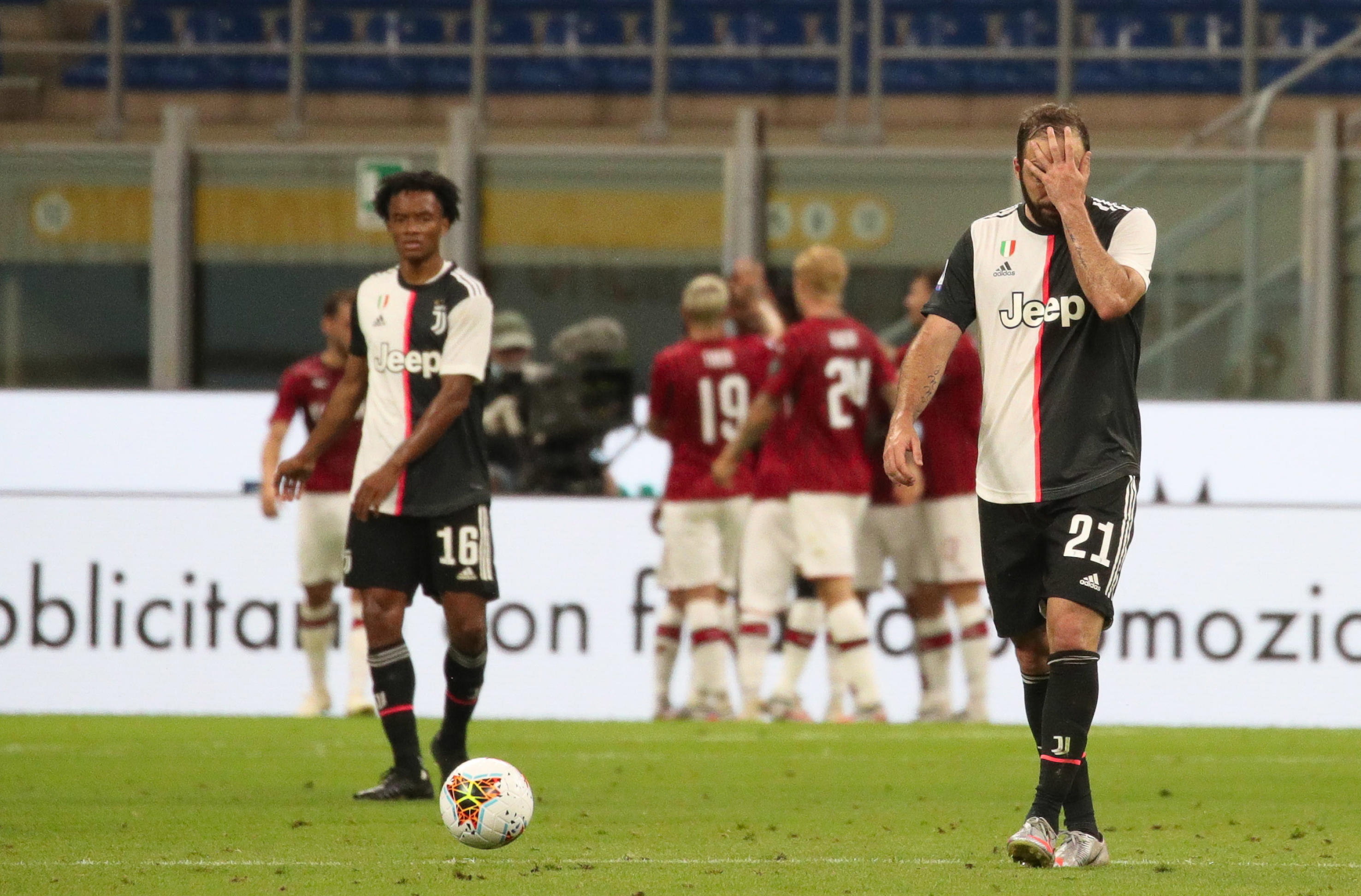 Los jugadores de la Juve se lamentan, mientras los del AC Milan celebran. (Foto Prensa Libre: EFE)