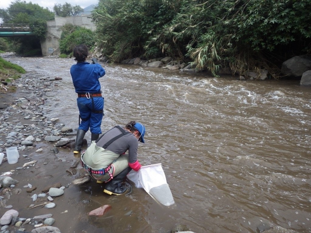 Investigadores ecuatorianos han encontrado huellas del coronavirus SARS-CoV-2 en los ríos Machángara y Monjas, que cruzan por la capital del país, Quito.