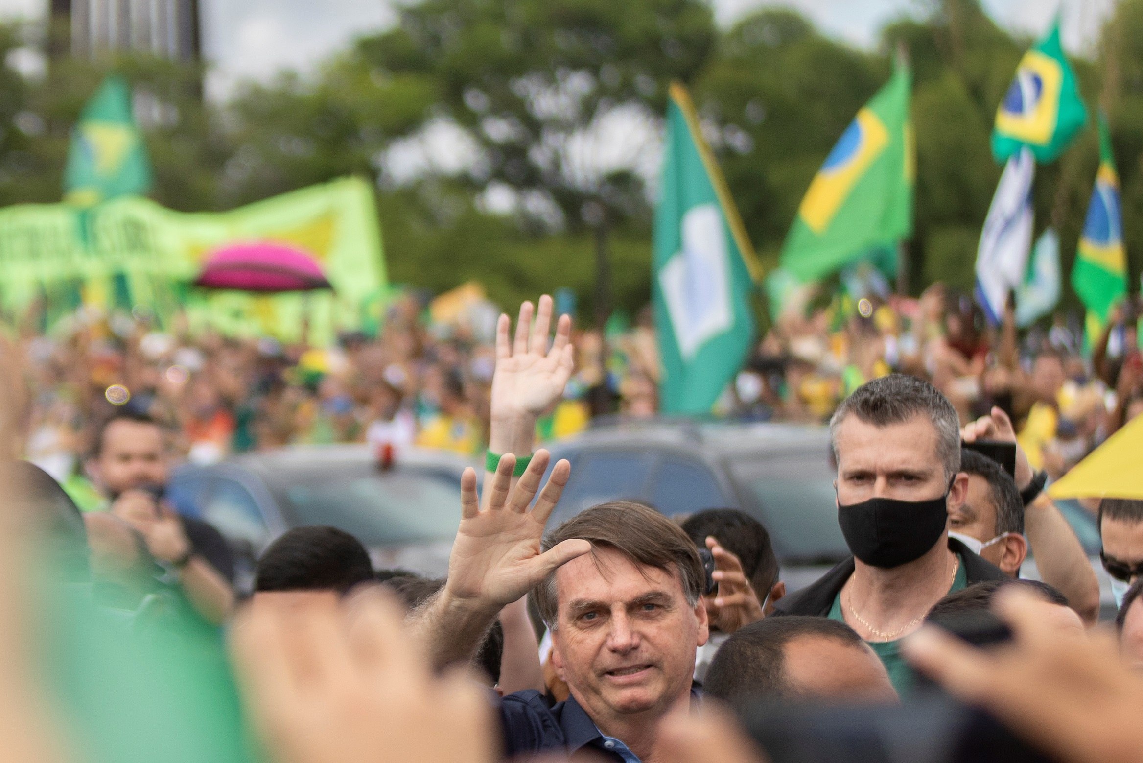 Hasta hace poco Jair Bolsonaro se daba baño de masas en Brasil hasta que le fue confirmado el contagio de coronavirus. (Foto Prensa Libre: EFE)