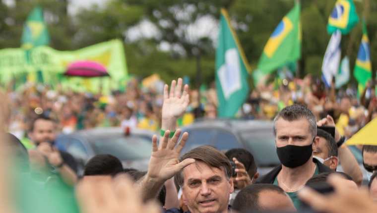 Hasta hace poco Jair Bolsonaro se daba baño de masas en Brasil hasta que le confirmado el contagio de coronavirus. (Foto Prensa Libre: Hemeroteca PL)