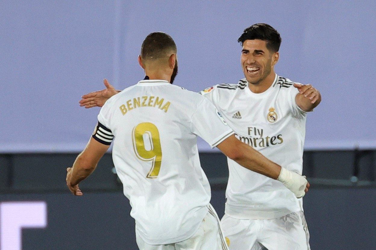 El delantero del Real Madrid Marco Asensio (d) celebra con Benzema tras marcar el segundo gol ante el Alavés. (Foto Prensa Libre: EFE)