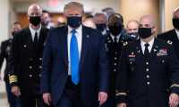 El presidente de los Estados Unidos, Donald J. Trump (C), usa una mascarilla a su llegada para visitar a militares heridos y a trabajadores de atención médica de coronavirus de primera línea en el Centro Médico Nacional Militar Walter Reed en Bethesda, Maryland, EE. UU., (Foto Prensa Libre: AFP)