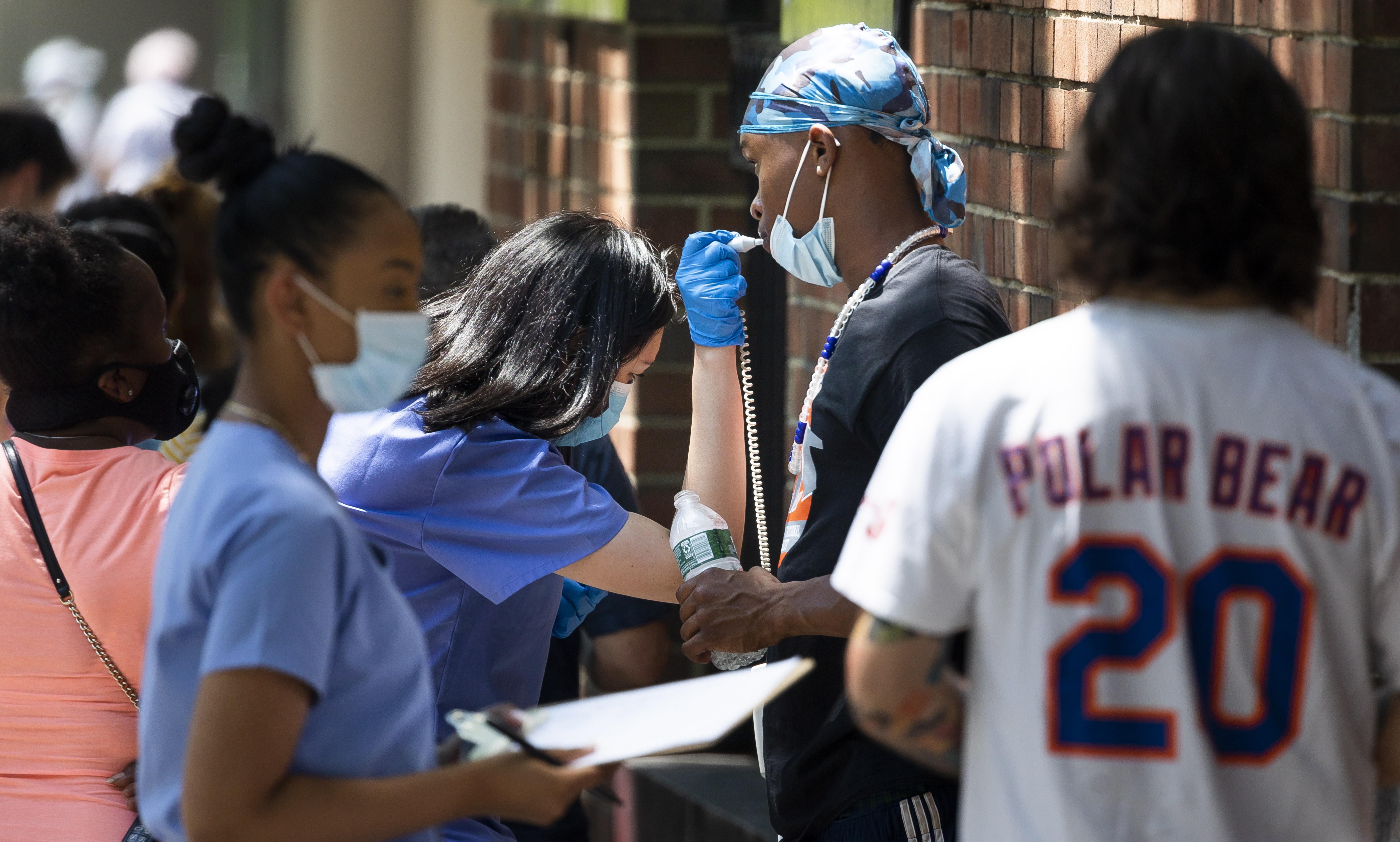 Una trabajadora de la salud hace un hisopado en Nueva York, estado de EE. UU. donde ha muerto la mayoría de guatemaltecos por coronavirus.. EFE) (Foto Prensa Libre