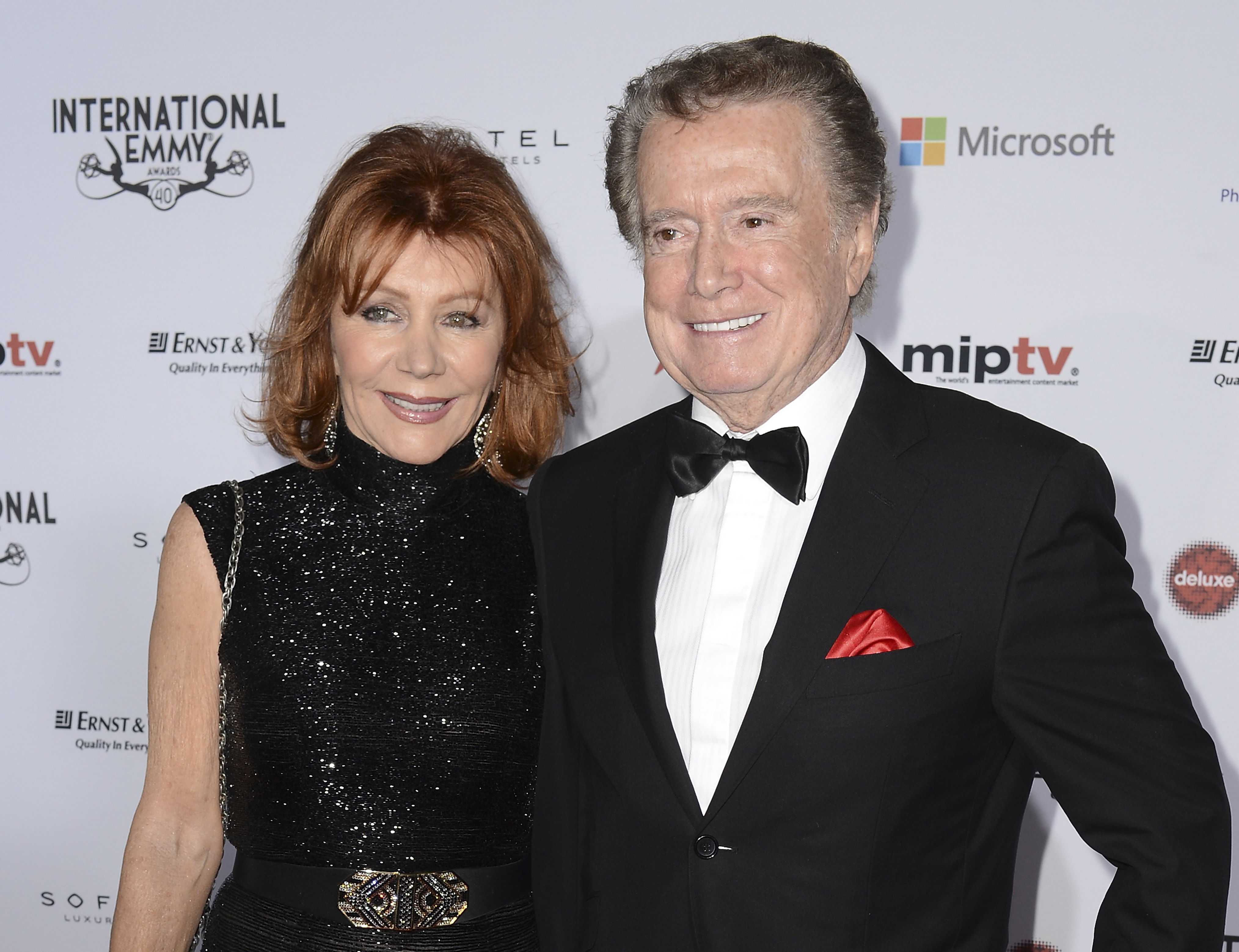 Regis Philbin y su esposa Joy en la gala de los premios Emmy en 2012. (Foto Prensa Libre: EFE)