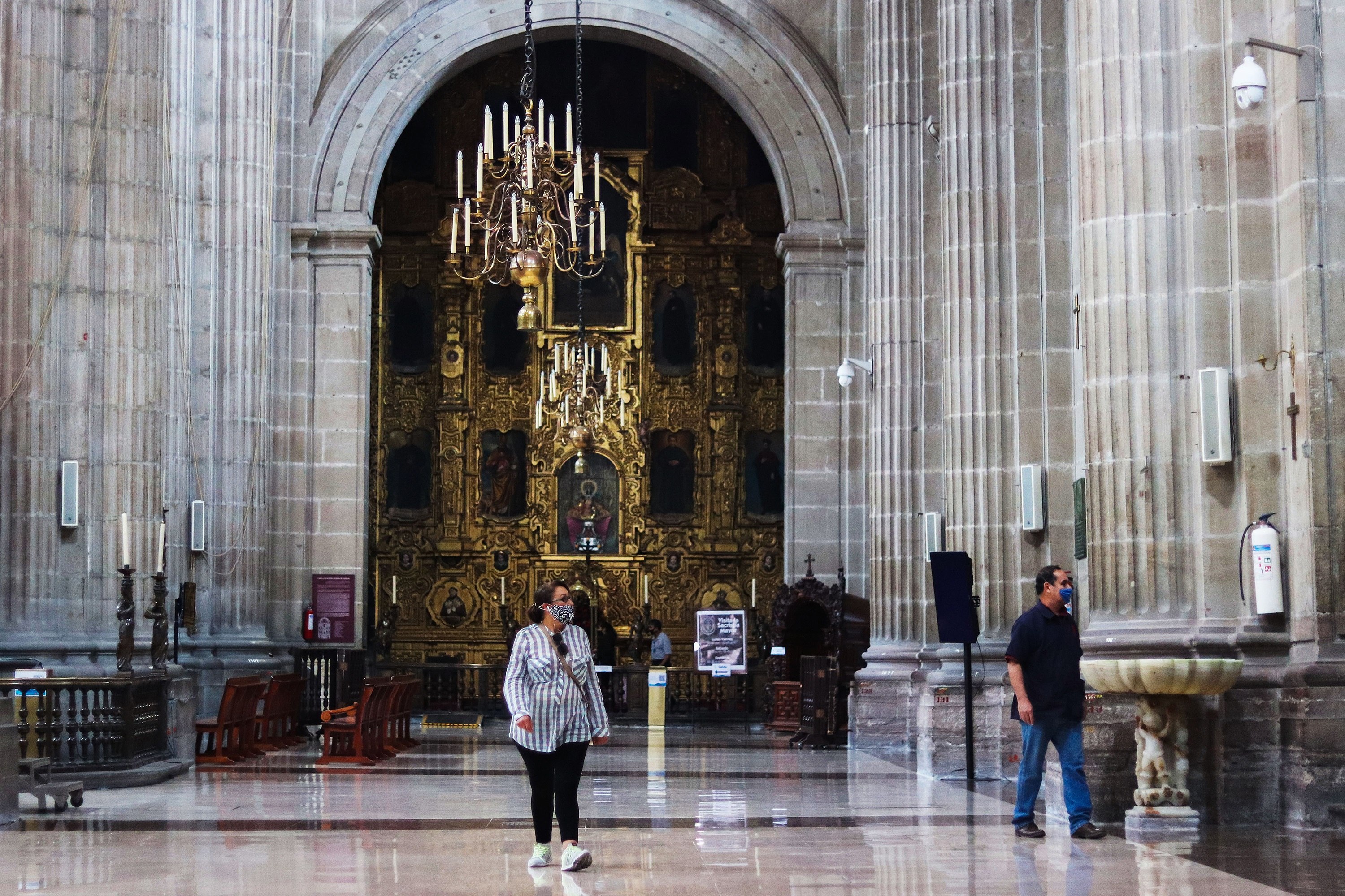 ACOMPAÑA CRÓNICA***MEX4744. CIUDAD DE MÉXICO (MÉXICO), 26/07/2020.- Feligreses católicos acuden este domingo a la Catedral Metropolitana de la Ciudad de México (México). Los fieles católicos de México volvieron este domingo a las iglesias tras meses de restricciones sanitarias al reabirirse los templos al culto presencial con eucaristías en memoria de los más de 43.000 muertos de la pandemia de coronavirus. EFE/José Pazos