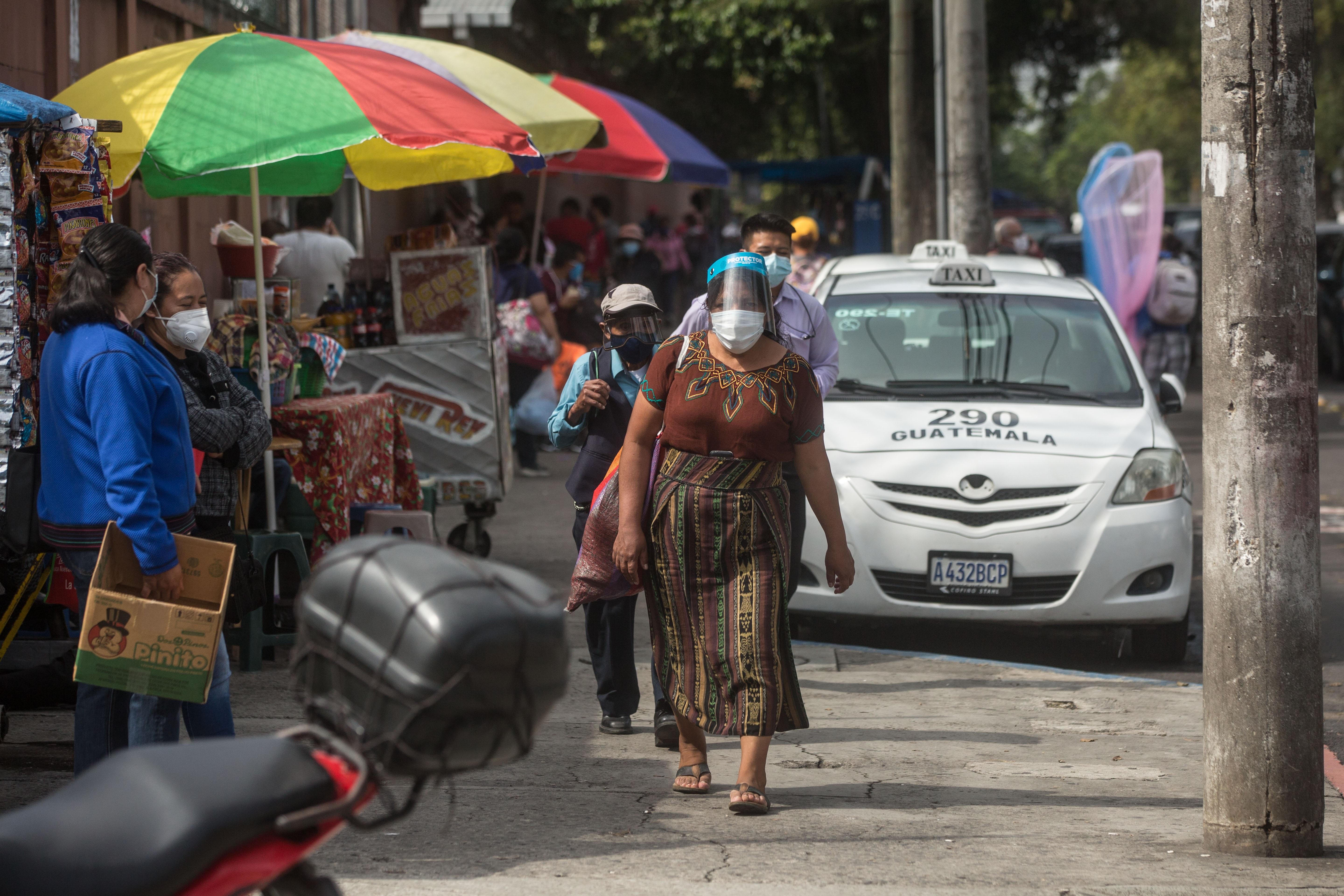 Guatemala ya ha reabierto casi todas sus actividades comerciales, desde inicios de agosto.  Personas caminan en un área del Centro Histórico. (Foto Prensa Libre: EFE)