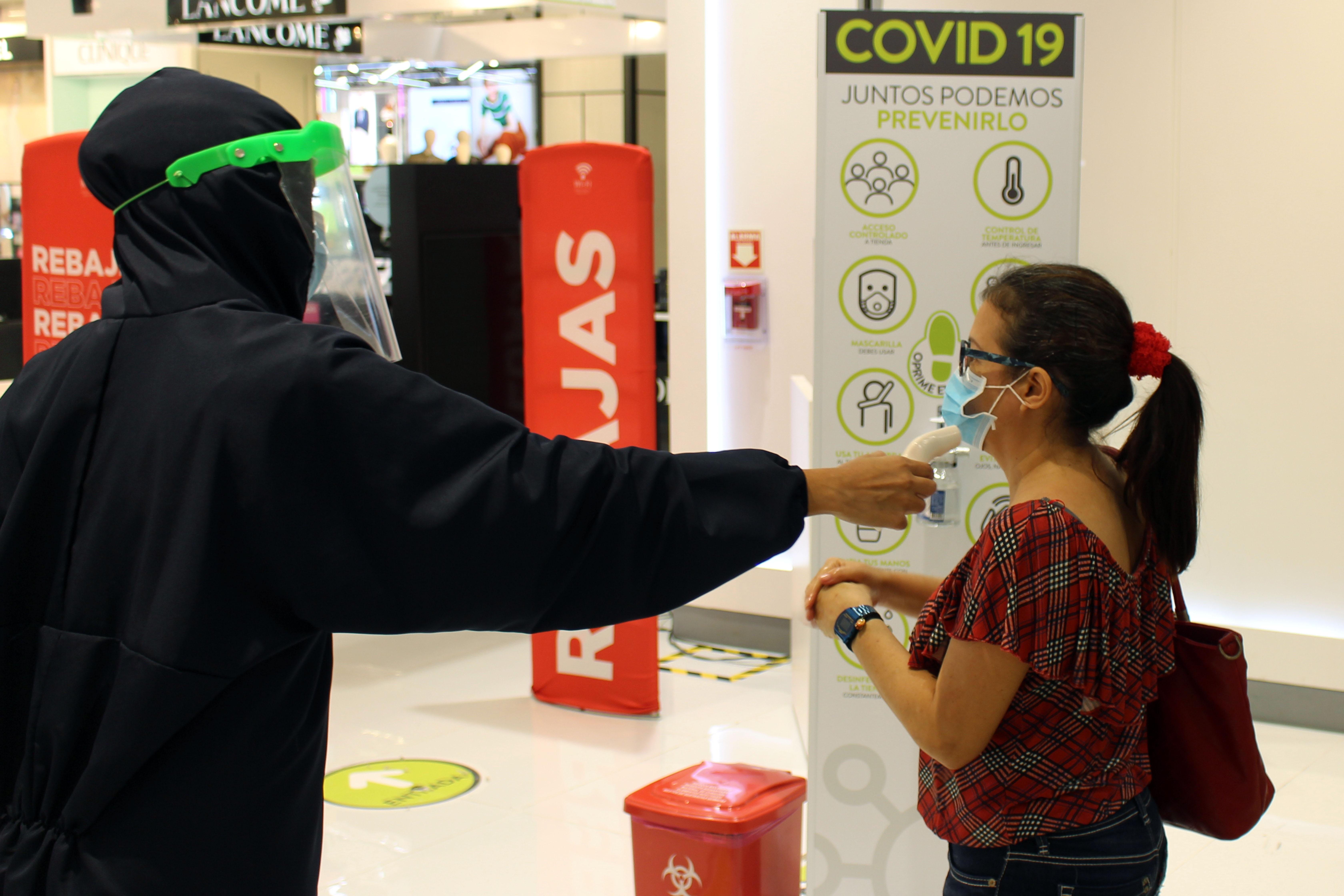 La reapetura fue aprobada para varias actividades comerciales o de reuniones. (Foto Prensa Libre: EFE)