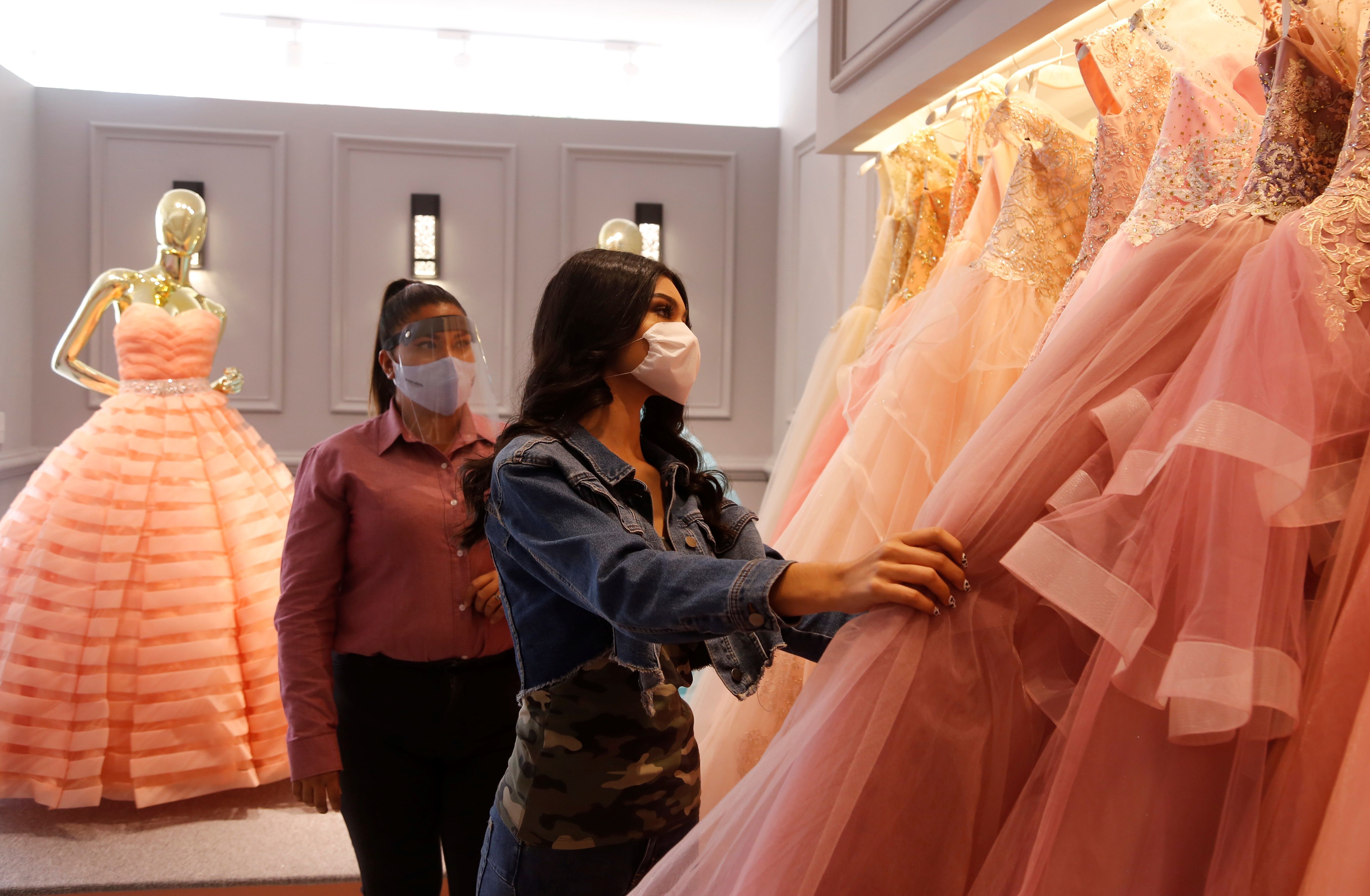 MEX4861. GUADALAJARA (MÉXICO), 28/07/2020.- Una mujer observa vestidos de novia el pasado 22 de julio, en la tienda Ragazza, en la ciudad de Guadalajara (México). Las bodas y celebraciones de quince años han tenido que adaptarse a los protocolos sanitarios y 
