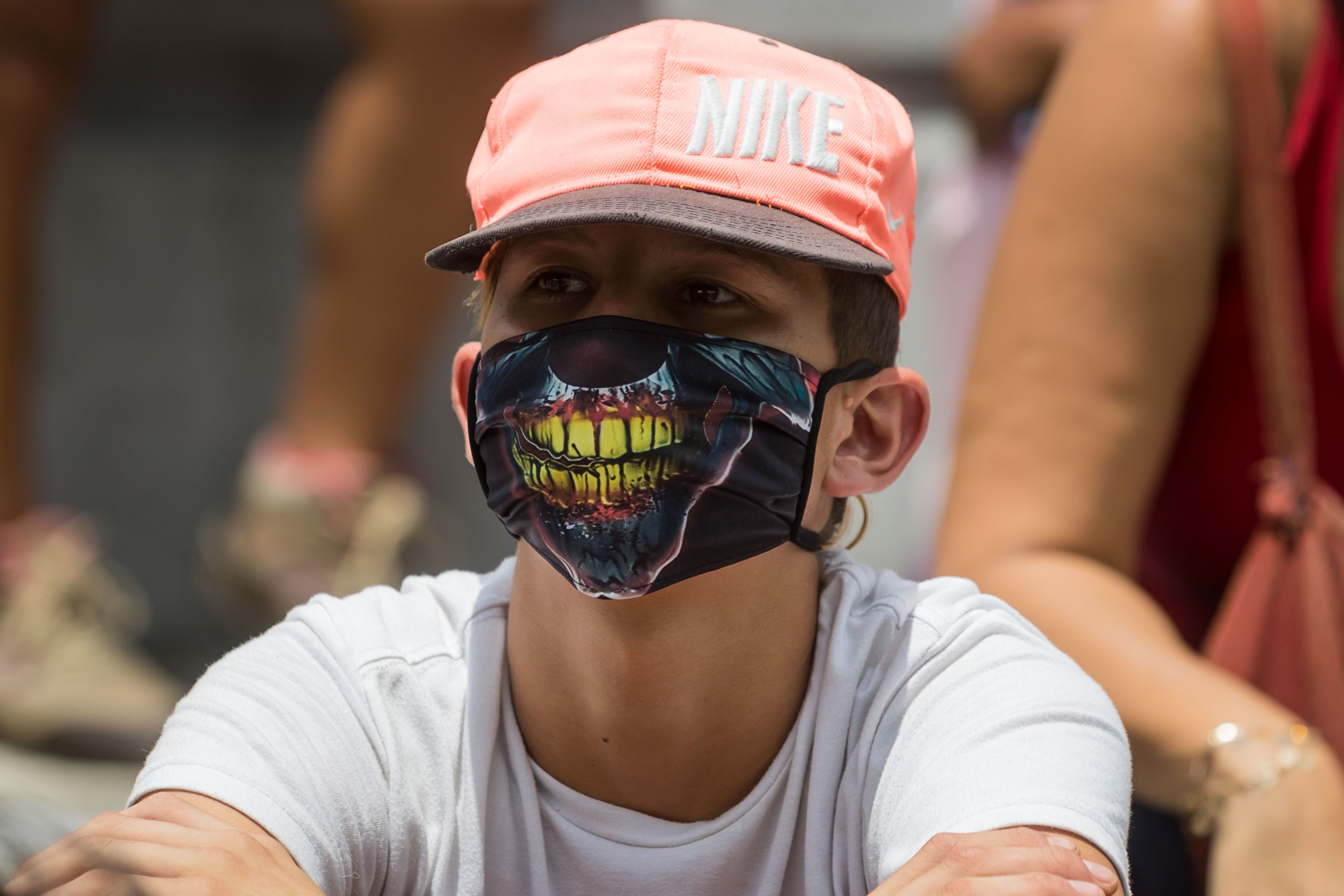 El uso de la mascarilla es obligatorio en varias partes del mundo, pero es necesario que las personas sepan utilizarla de forma adecuada. (Foto Prensa Libre: EFE)