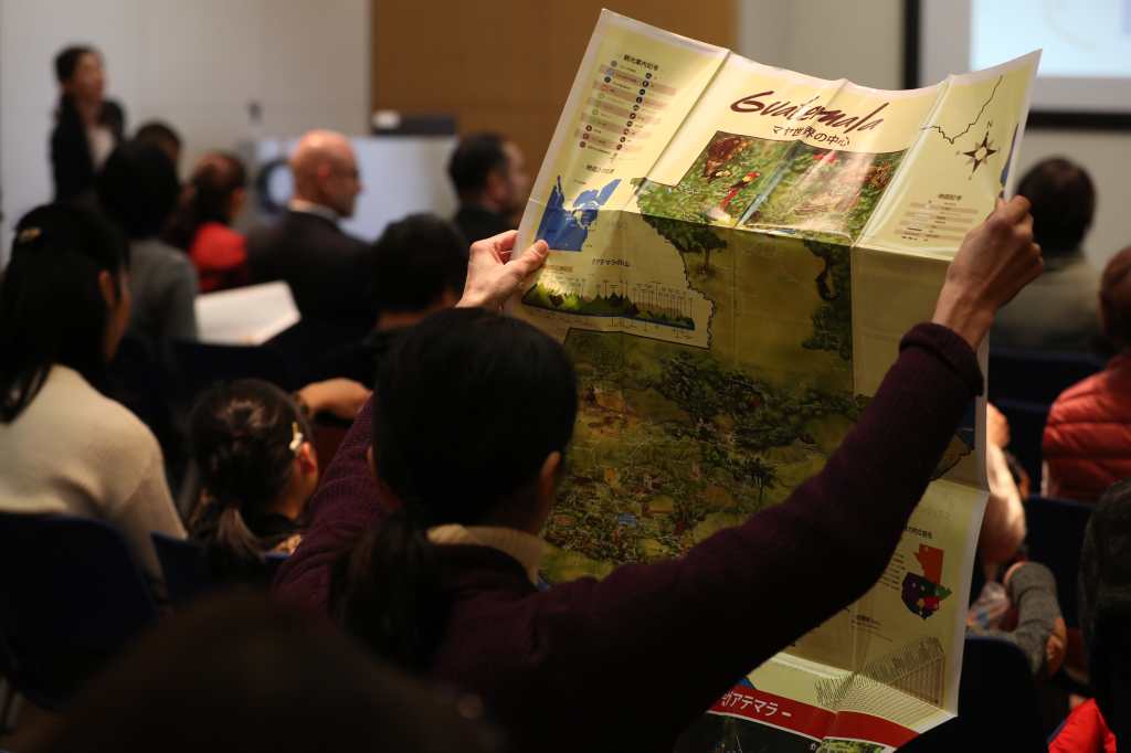 Residente de Tawaramoto-cho ve a detalle un mapa de Guatemala en el marco de las actividades del Día de Guatemala en Tawaramoto-cho, prefectura de Nara. (Foto Prensa Libre: Daniel Guillén Flores)
