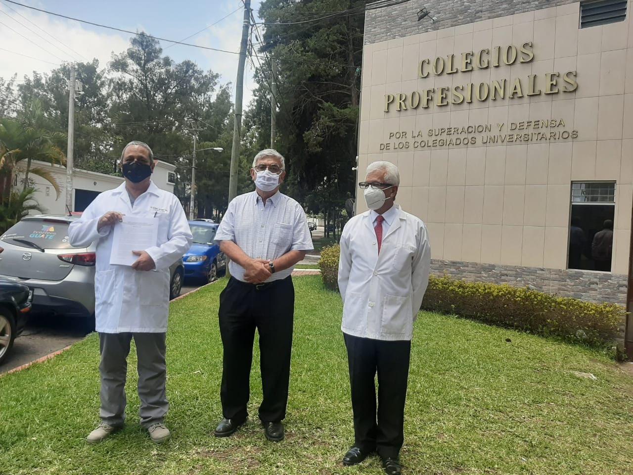 Un grupo de médicos exige acciones concretas por parte del Colegio de Médicos y Cirujanos para afrontar la crisis sanitaria que afecta al país. (Foto Prensa Libre: Andrea Domínguez)