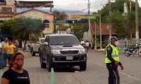 Rubén Neftalí Paredes, alcalde de Teculután, Zacapa, viajaba en un picop cuando fue atacado a balazos. (Foto Prensa Libre: Bomberos Voluntarios)