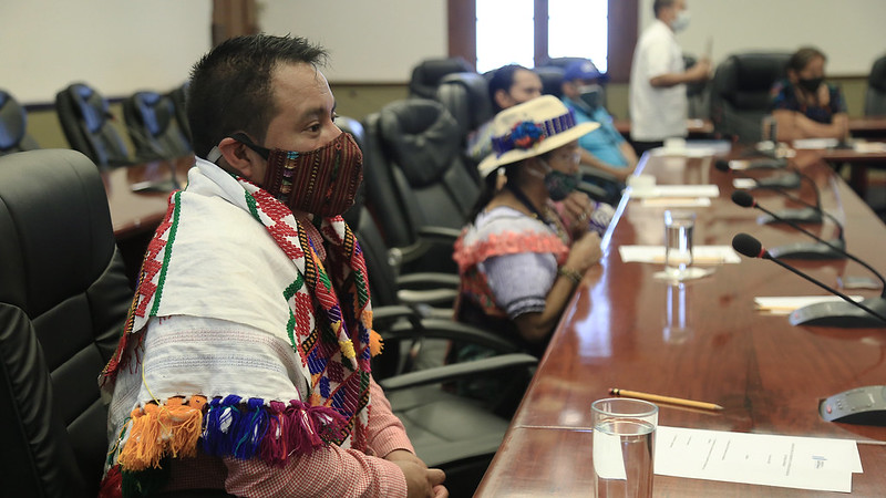 Giammattei y representantes indígenas hablan sobre la institucionalidad a favor de los pueblos originarios. (Foto Prensa Libre: Presidencia)