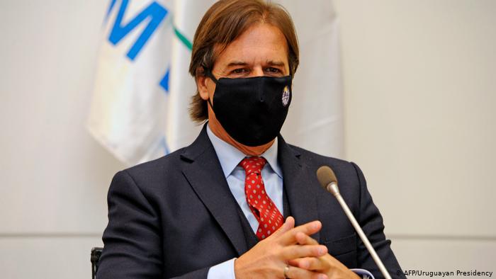 El presidente Luis Lacalle Pou ha liderado una exitosa estrategia para enfrentar la pandemia, apelando a la libertad con responsabilidad. Hoy Uruguay registra las cifras más bajas de América Latina en cuanto a contagiados y fallecidos por COVID-19. (Foto Prensa Libre: AFP)