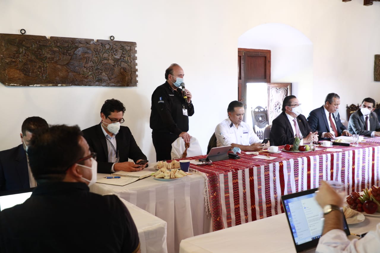 Ministros y diputados durante una reunión en la finca presidencial Santo Tomás, en Escuintla. (Foto Prensa Libre: Presidencia)