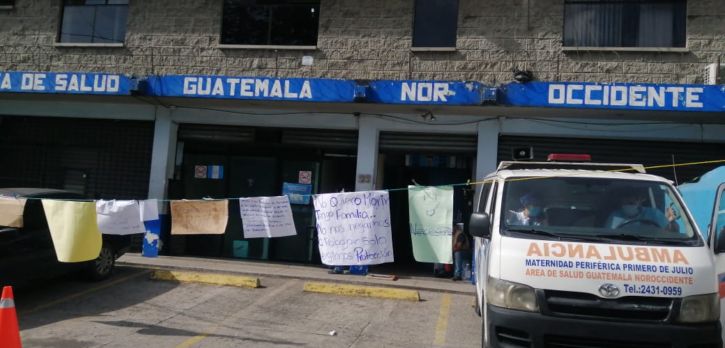 Protesta de trabajadores del centro de Salud de San Pedro Sacatepéquez en la sede del Área de Salud Guatemala Noroccidente. (Foto Prensa Andrea Domínguez)