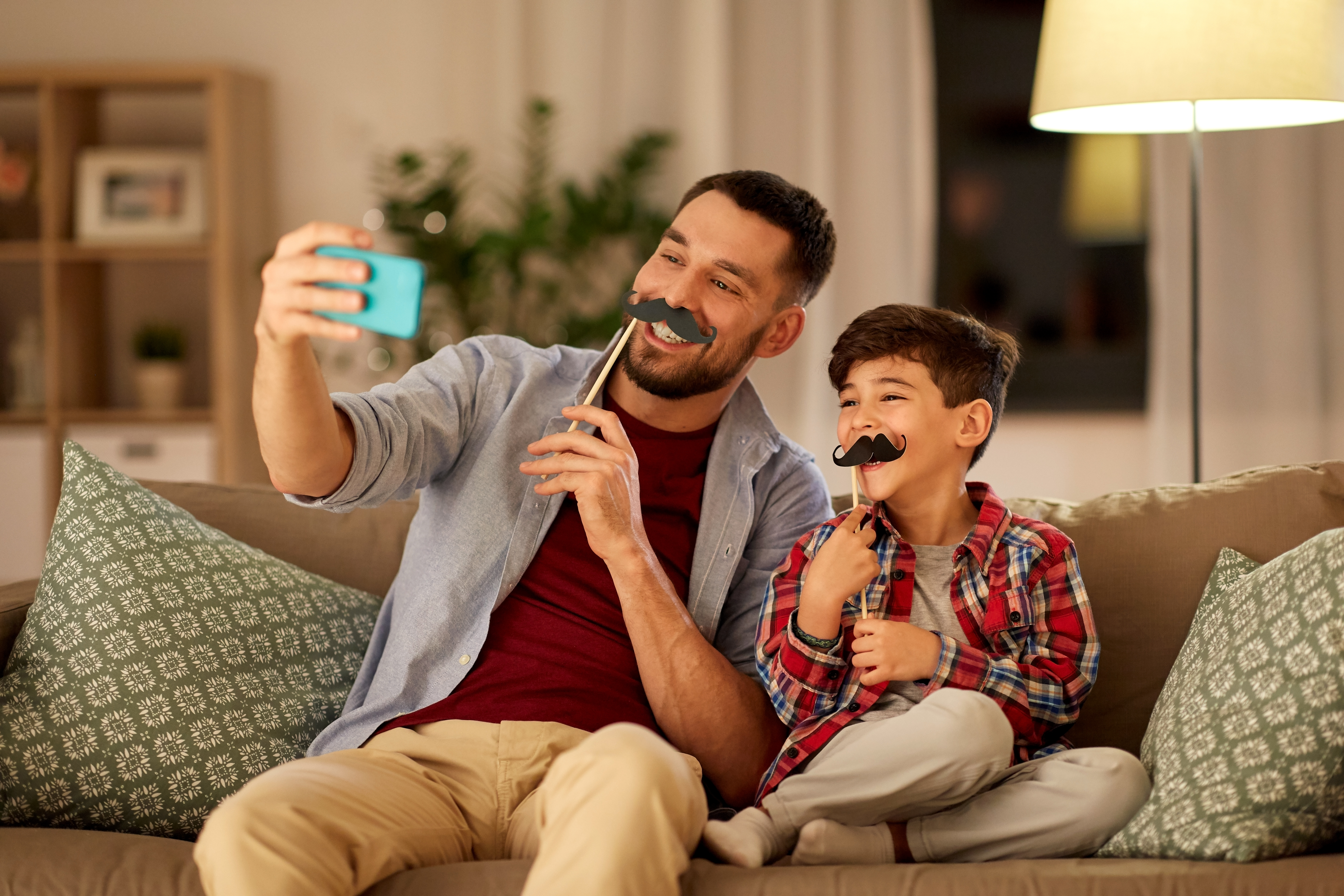 Los padres de familia deben tomar un rol de entretenimiento y acompañamiento para sus hijos y así organizar actividades que favorezcan su interacción. (Foto Prensa Libre: Shutterstock). 