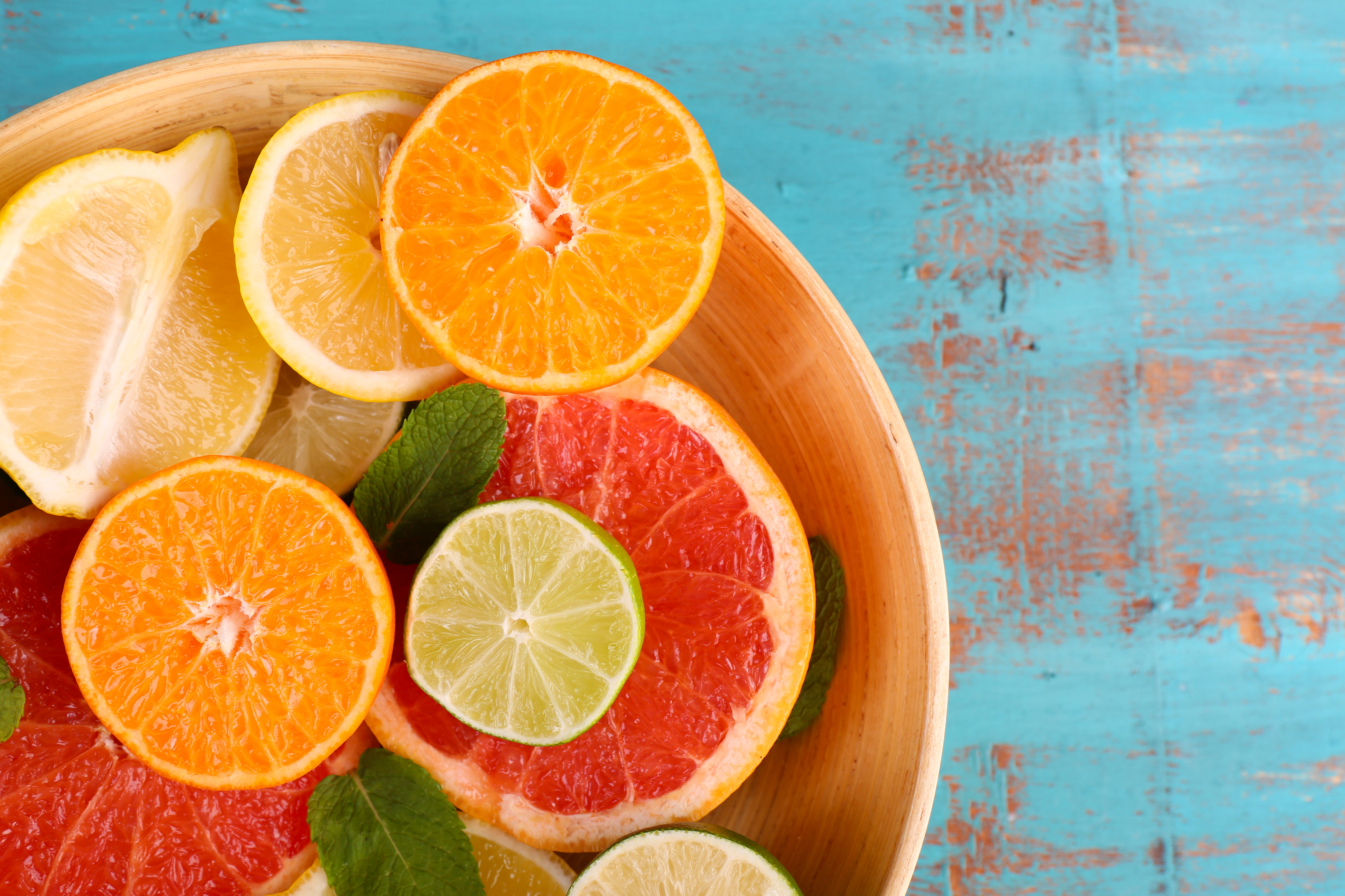 La dosis adecuada de vitamina C se obtiene al consumir frutas y verduras de forma variada y balanceada. Pero existen algunos alimentos que potencian la absorción de este micronutriente. (Foto Prensa Libre: Shutterstock).