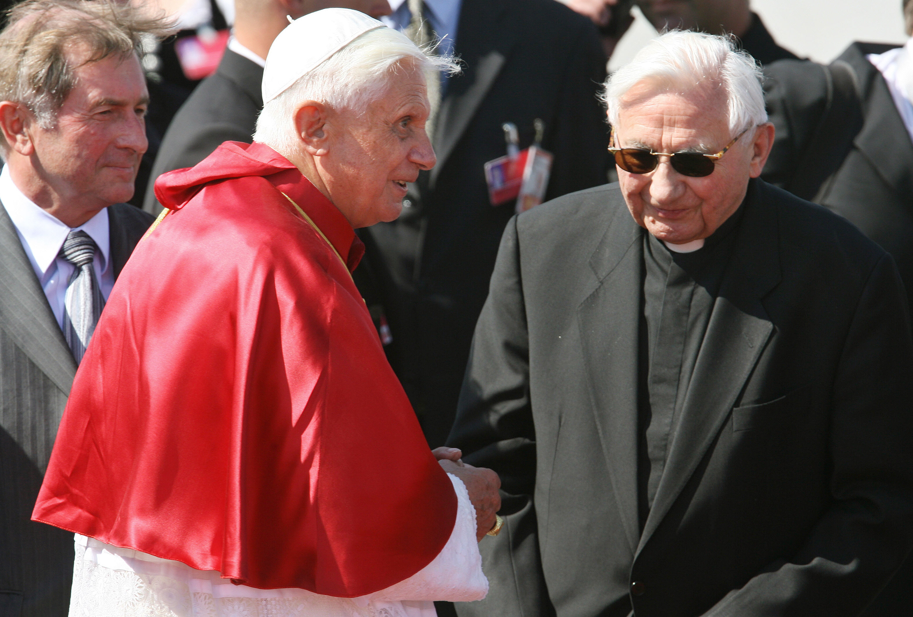 Los dos hermanos Ratzinger estaban muy unidos y Georg solía acudir al Vaticano para celebrar el cumpleaños del papa emérito. (Foto Prensa Libre: AFP)