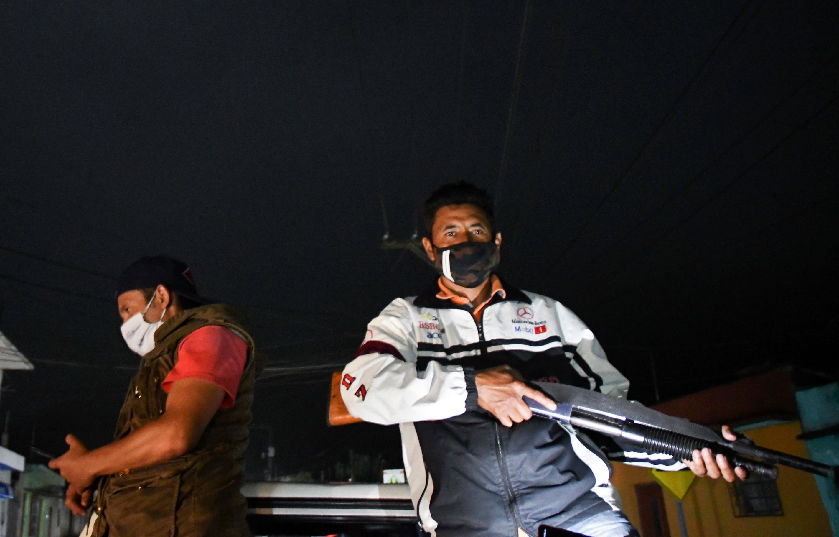 Patrulleros armados vigilan el cumplimiento del toque de queda y la seguridad en San Vicente Pacaya. (Foto Prensa Libre: AFP)