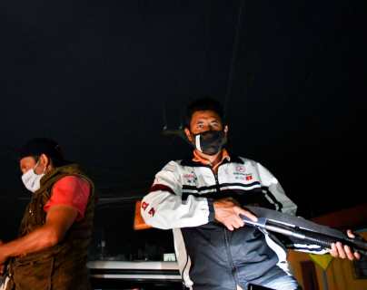 Patrulleros armados salen para frenar la violencia y el coronavirus en San Vicente Pacaya